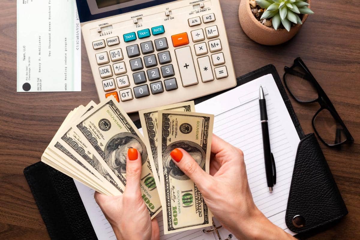 ilustrasi hitung uang, gaji, budgeting