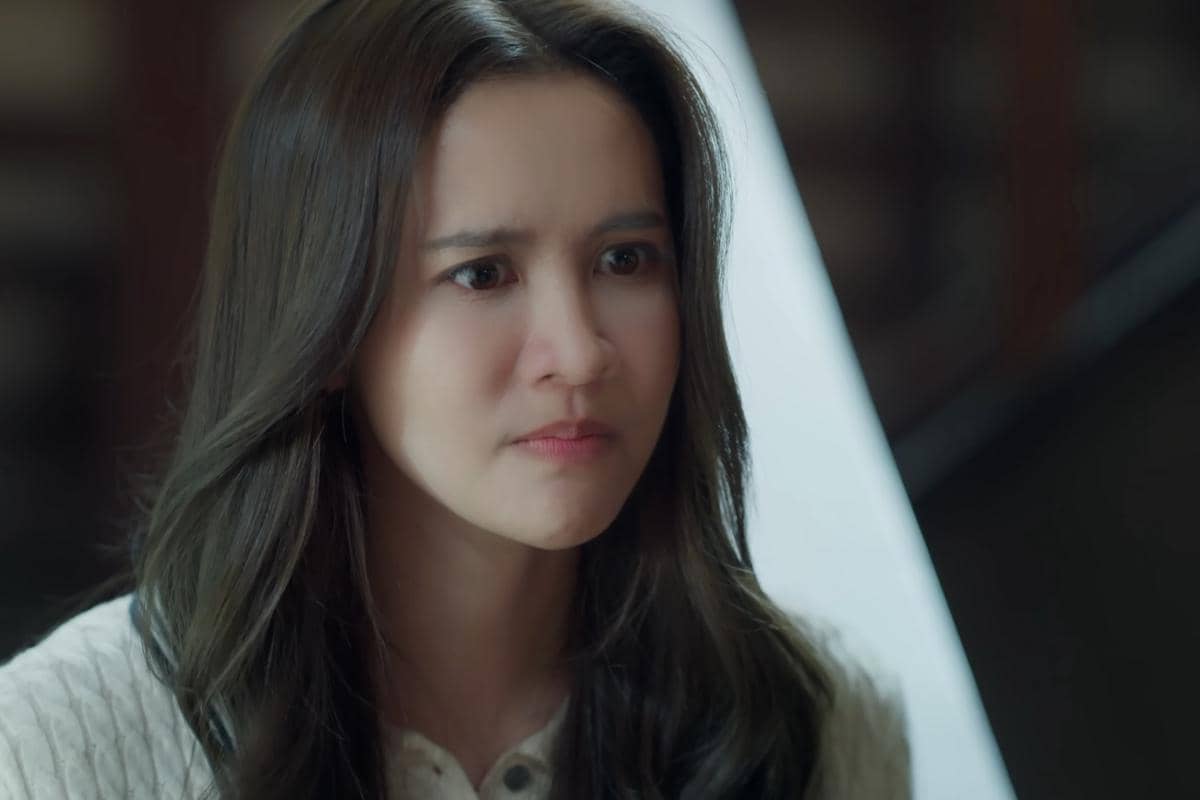 Seorang wanita berambut panjang menatap dengan ekspresi tegang dalam cuplikan drama The Fire produksi North Star Entertainment.