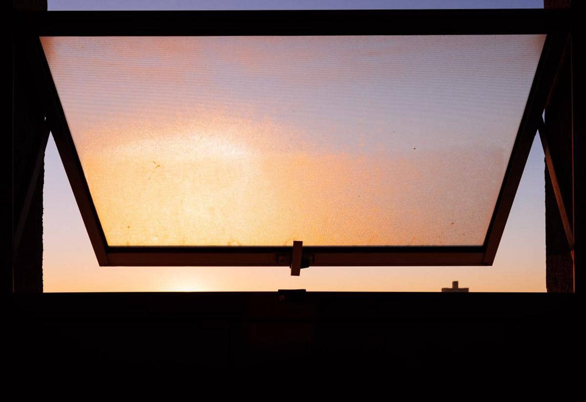 ilustrasi jendela rumah, matahari tenggelam, sunset