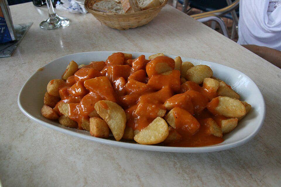 ilustrasi sajian patatas bravas