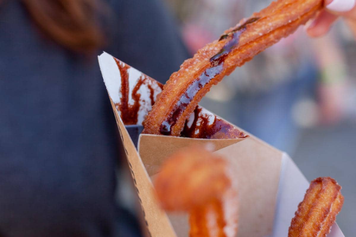 ilustrasi churros con chocolate (pexels.com/Julia Filirovska)