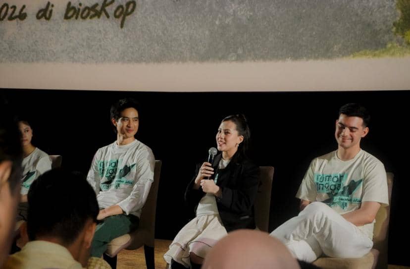 Beberapa pemain film duduk di atas panggung saat jumpa pers film Rumah Singgah, salah satu di antaranya berbicara memegang mikrofon.