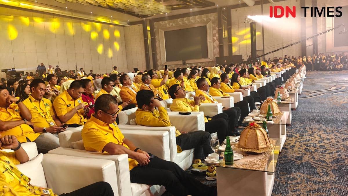 Peserta Musyawarah Daerah XI Partai Golkar Sulawesi Selatan mengenakan seragam kuning duduk di kursi putih di ballroom Hotel Claro Makassar.