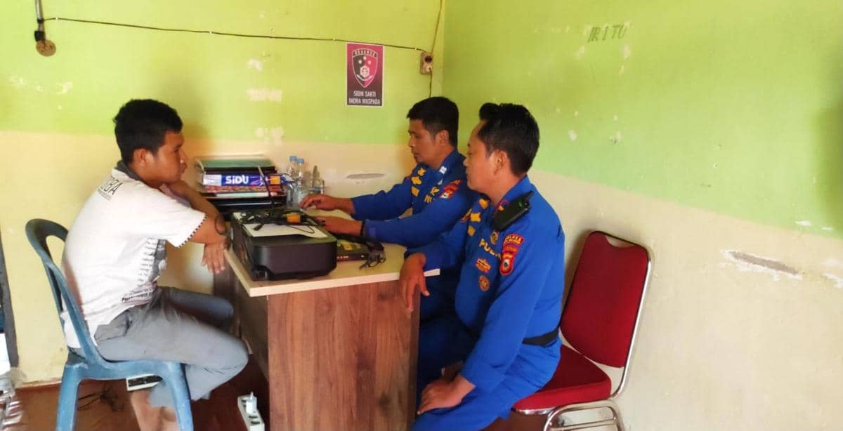Polisi memeriksa nahkoda dan tujuh anak buah kapal (ABK) KM Nurul Salsa di ruang Unit Reskrim Polsek Pasimasunggu, Kecamatan Pasimasunggu, K