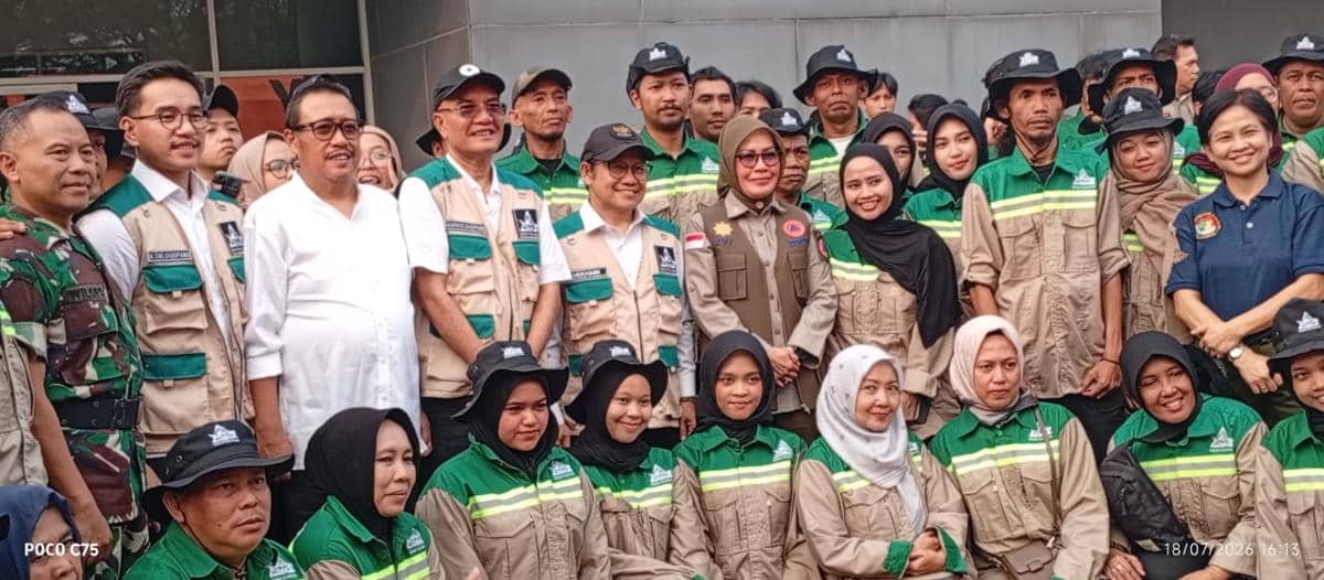 Sejumlah relawan kebencanaan Sigap Bangsa berfoto bersama mengenakan seragam lapangan berwarna cokelat dan hijau di depan gedung.