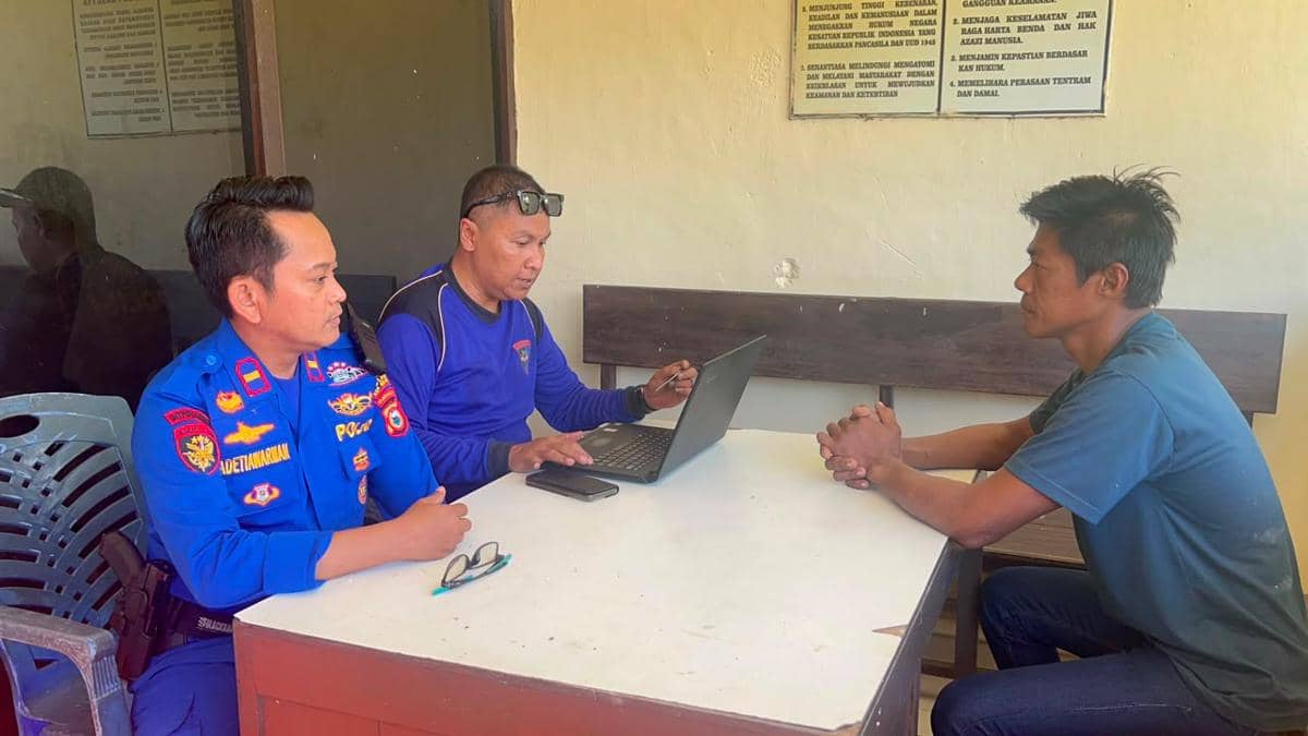 Polisi memeriksa nahkoda dan tujuh anak buah kapal (ABK) KM Nurul Salsa di ruang Unit Reskrim Polsek Pasimasunggu, Kecamatan Pasimasunggu, K