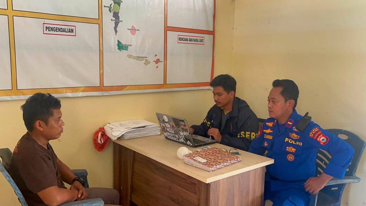 Polisi memeriksa nahkoda dan tujuh anak buah kapal (ABK) KM Nurul Salsa di ruang Unit Reskrim Polsek Pasimasunggu, Kecamatan Pasimasunggu, K