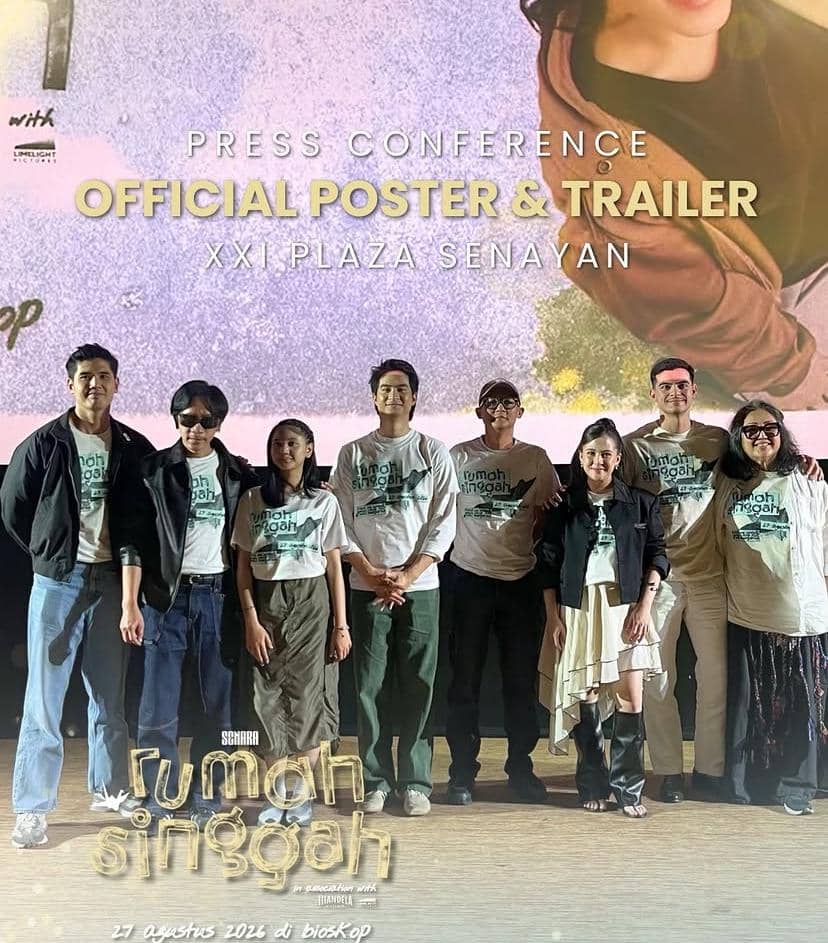 Para pemain dan kru film Rumah Singgah berpose bersama di acara jumpa pers peluncuran poster dan trailer di XXI Plaza Senayan.