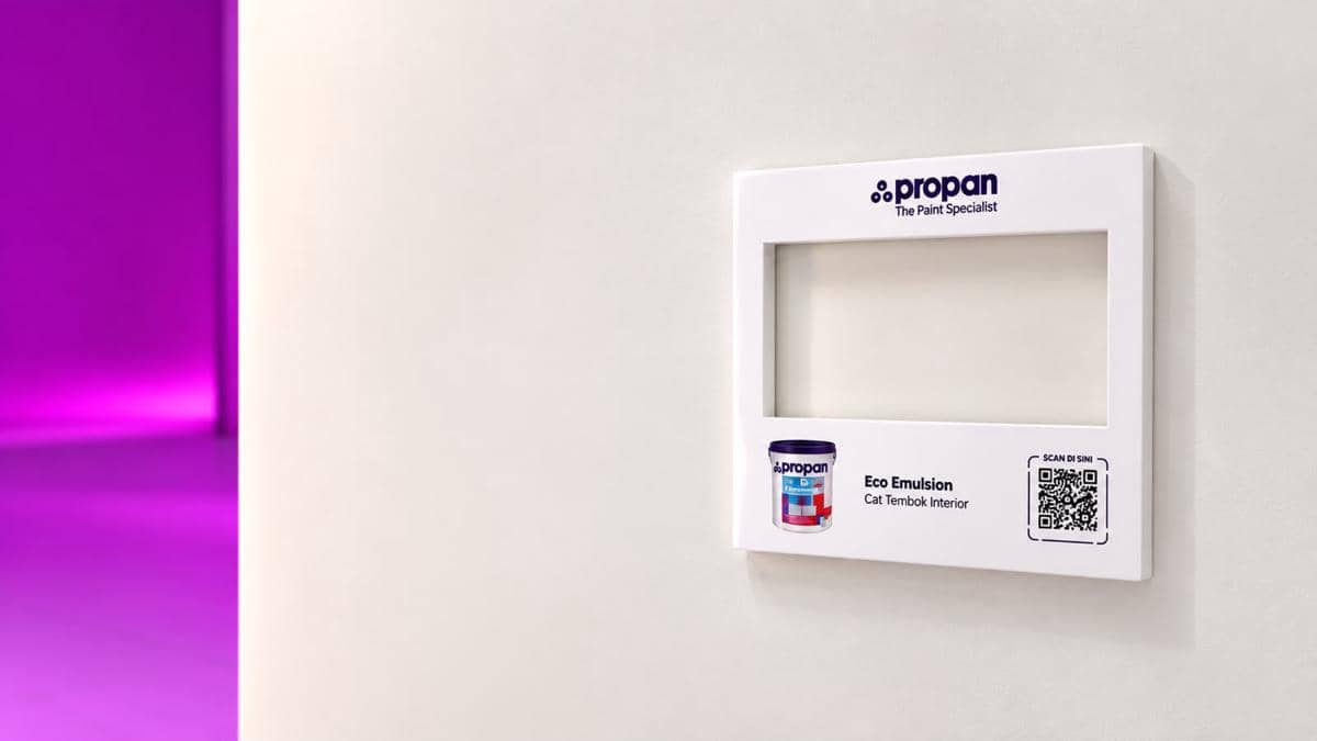 Tampilan produk cat tembok interior Propan Eco Emulsion dengan bingkai promosi berlogo Propan di dinding berwarna terang.