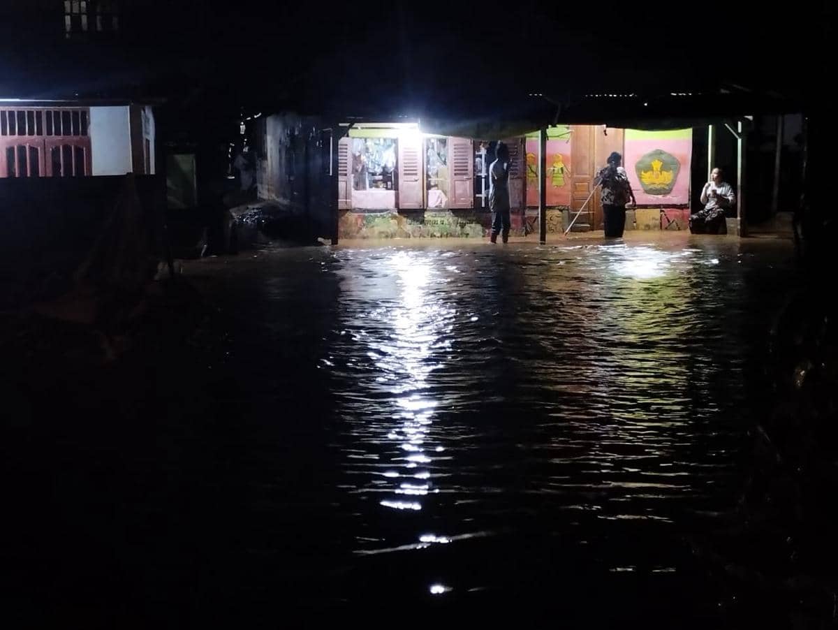 Banjir Tapteng, Air Meluap Diduga karena Tanggul Jebol