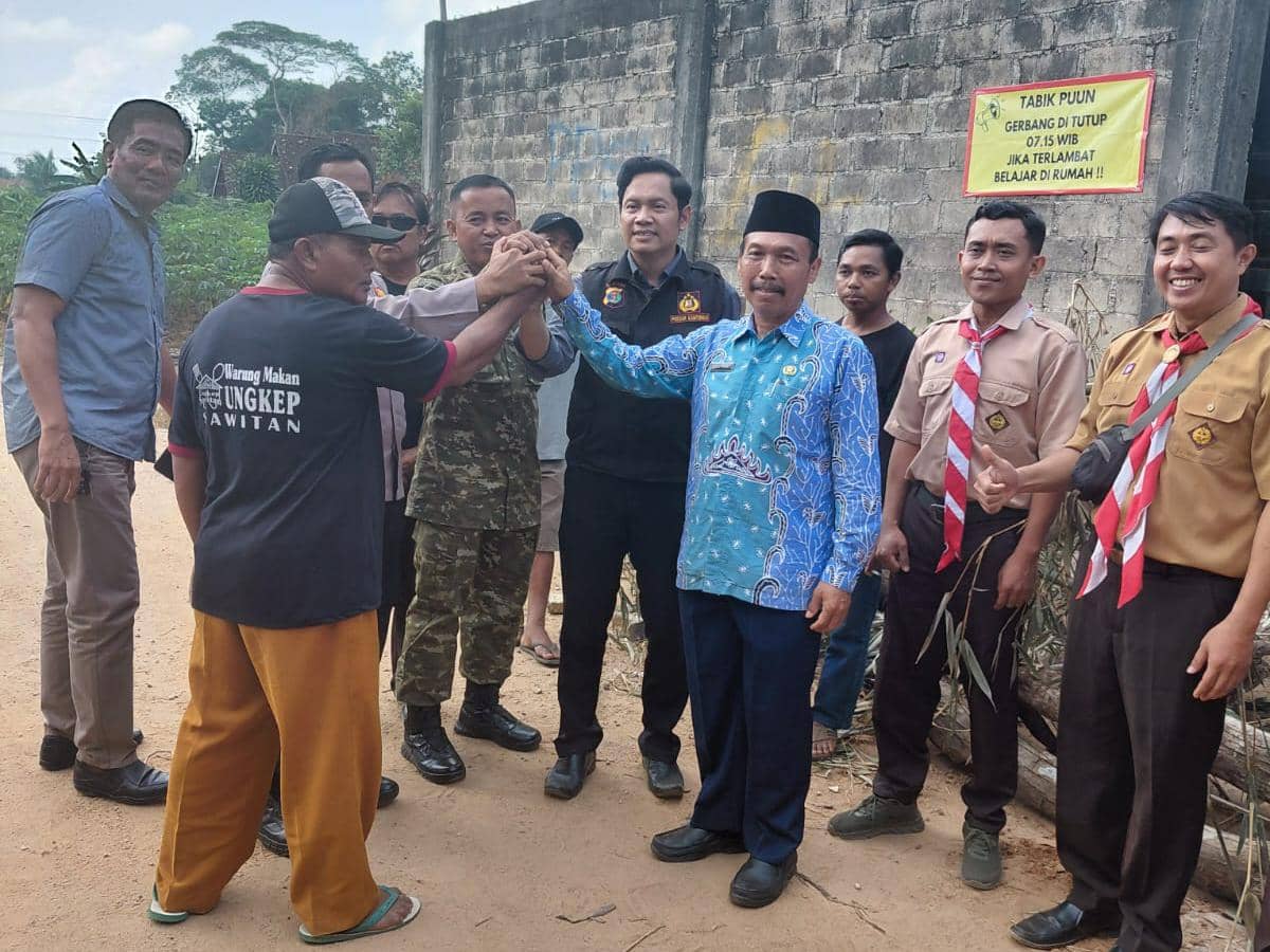 Blokade Akses SMAN 1 Labuhanratu Dibongkar, Warga dan Sekolah Berdamai