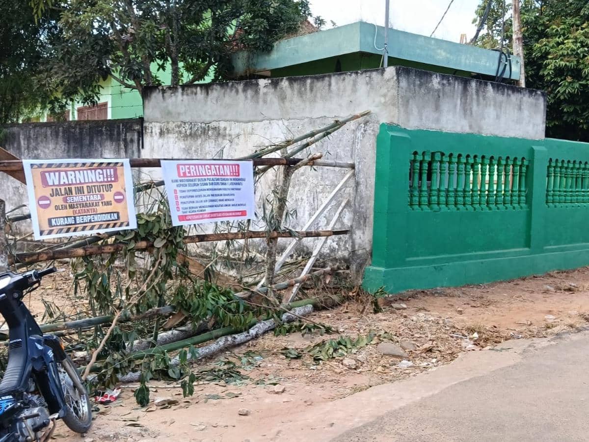 Warga Blokade Akses Jalan SMAN 1 Labuhanratu, Kecewa Hasil Zonasi SPMB