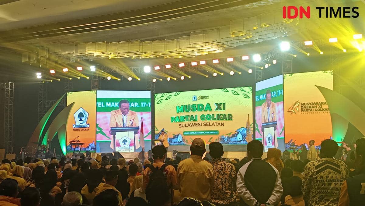 Suasana Musyawarah Daerah XI Partai Golkar Sulawesi Selatan di Hotel Claro Makassar dengan peserta mengenakan pakaian kuning dan panggung bercahaya.