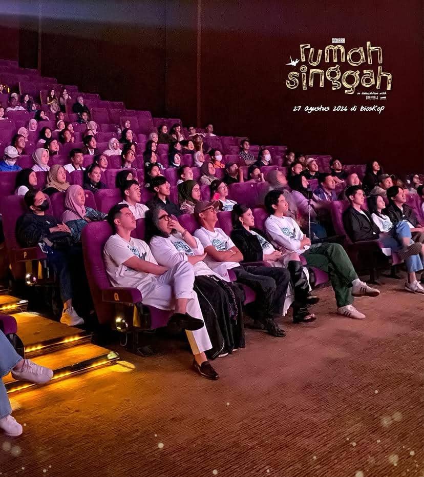 Penonton dan para pemain film Rumah Singgah duduk di kursi bioskop berwarna ungu saat acara jumpa pers dan pemutaran film.