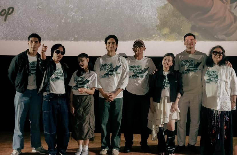 Para pemain dan kru film Rumah Singgah berpose bersama di depan layar bioskop saat acara jumpa pers film tersebut.