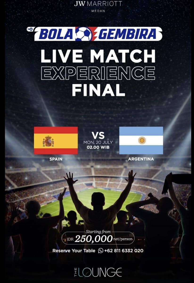 Poster acara nonton bareng final sepak bola di JW Marriott Medan menampilkan pertandingan Spanyol melawan Argentina dengan suasana stadion penuh penonton.