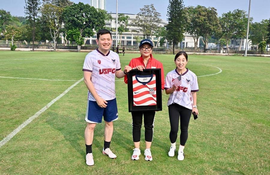 Tiga tuan rumah, Amerika Serikat, Kanada, dan Meksiko, bersama Indonesia menggelar pertandingan sepak bola persahabatan jelang penutupan Pia