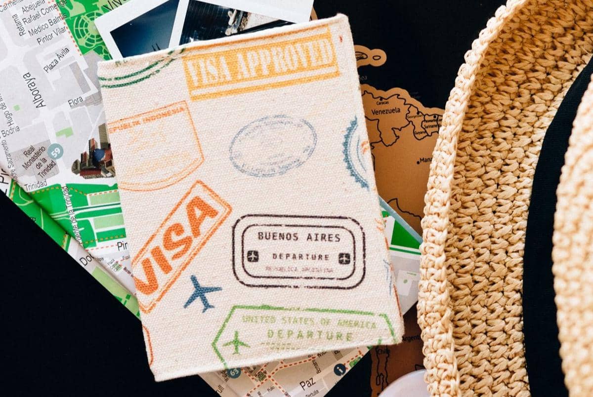 Visa dan paspor.
