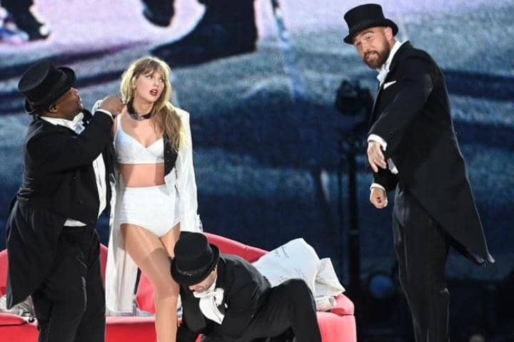 Taylor Swift dan Travis Kelce di panggung The Eras Tour