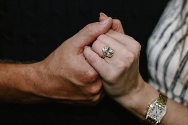 cincin lamaran yang dikenakan Taylor Swift