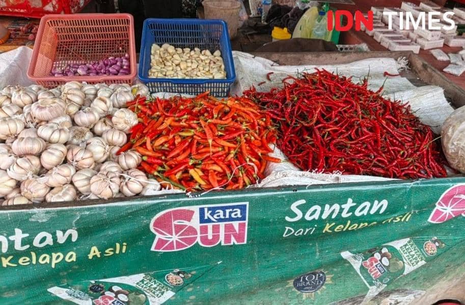 Pedagang bawang dan cabai di Pasar Randik.