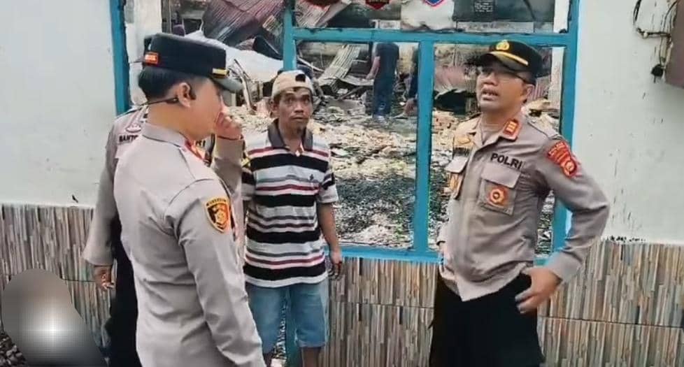 Polres Lubuk Linggau saat mendatangi korban kebakaran di Lubuk Linggau.