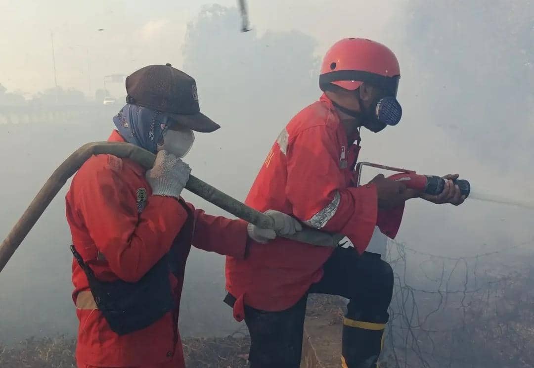 Tim BPBD dan Manggala Agni saat melakukan pemadaman lahan yang terbakar di Ogan Ilir.