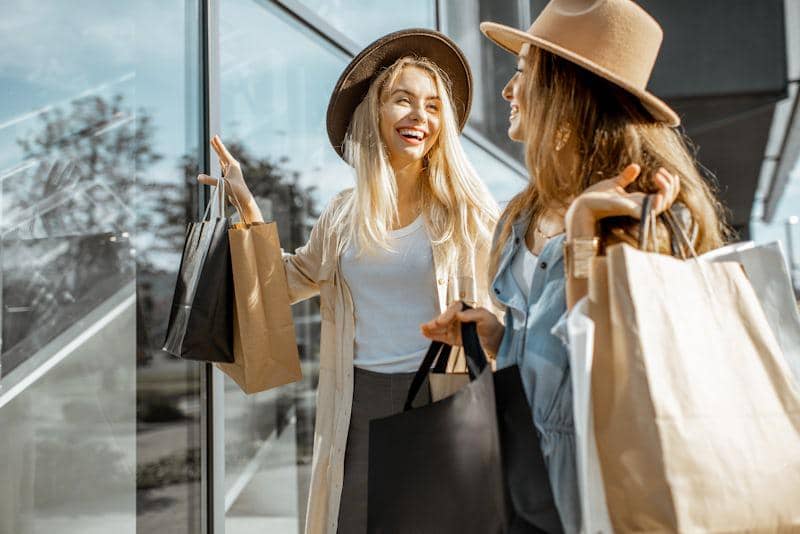 ilustrasi shopping bersama teman
