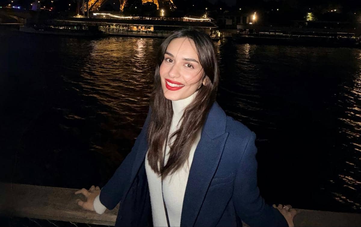 8 Potret Manushi Chhillar Liburan di Paris, Jajan Pain au Chocolat
