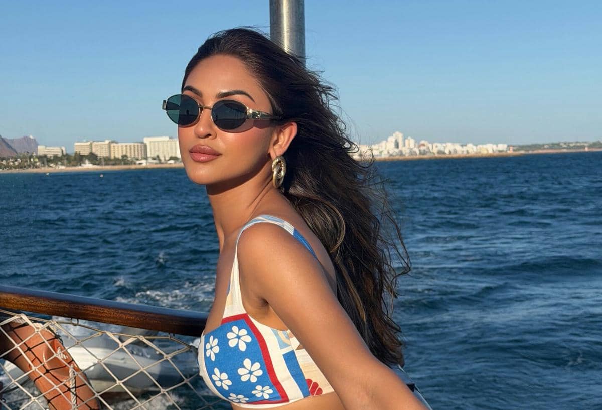 8 Potret Krystle D'Souza Liburan di Portugal, Bareng Rithvik Dhanjani