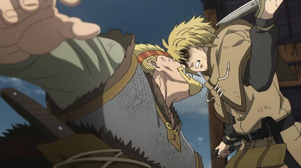 Thorfinn dan Askeladd bertarung sengit dengan pisau di tangan dalam adegan anime Vinland Saga berlatar langit biru.