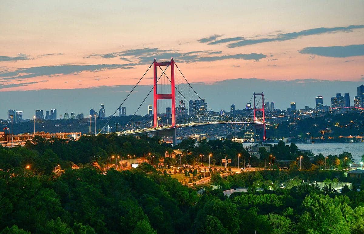 Jembatan Martir 15 Juli (juga dikenal sebagai Jembatan Bosphorus) di Istanbul, Turki.