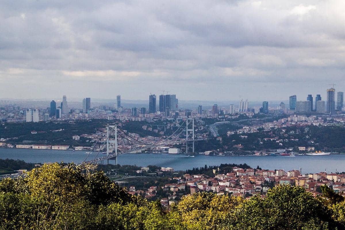 Jembatan Martir 15 Juli (juga dikenal sebagai Jembatan Bosphorus) di Istanbul, Turki.