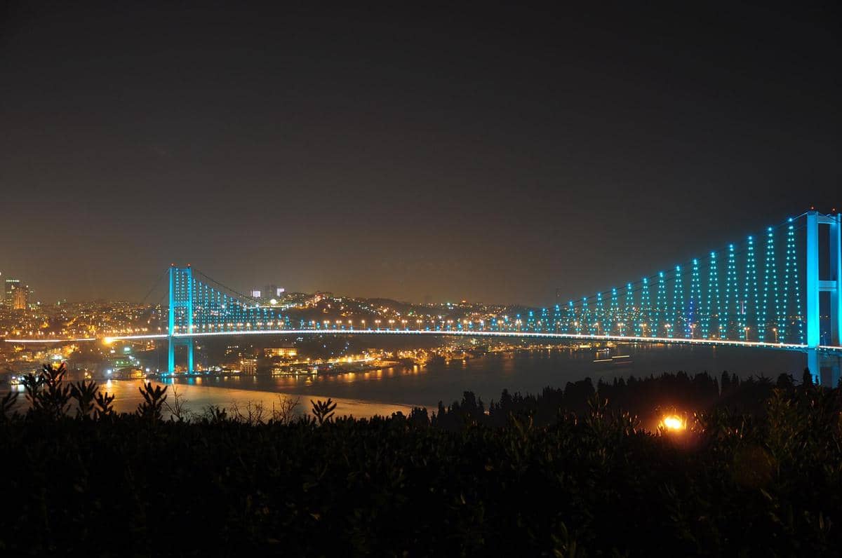 Jembatan Martir 15 Juli (juga dikenal sebagai Jembatan Bosphorus) di Istanbul, Turki.