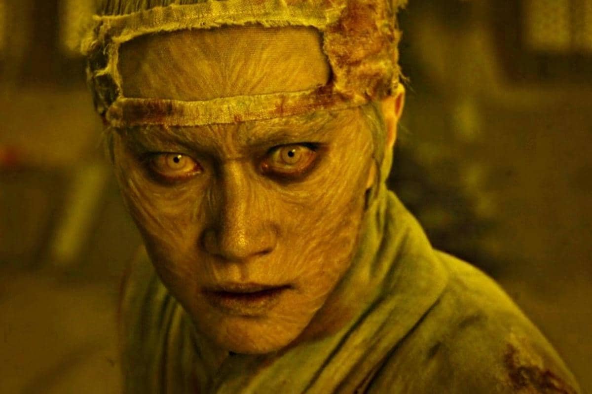 Karakter berwajah menyeramkan dengan kulit kekuningan dan mata tajam dalam adegan drama The East Palace di Netflix.
