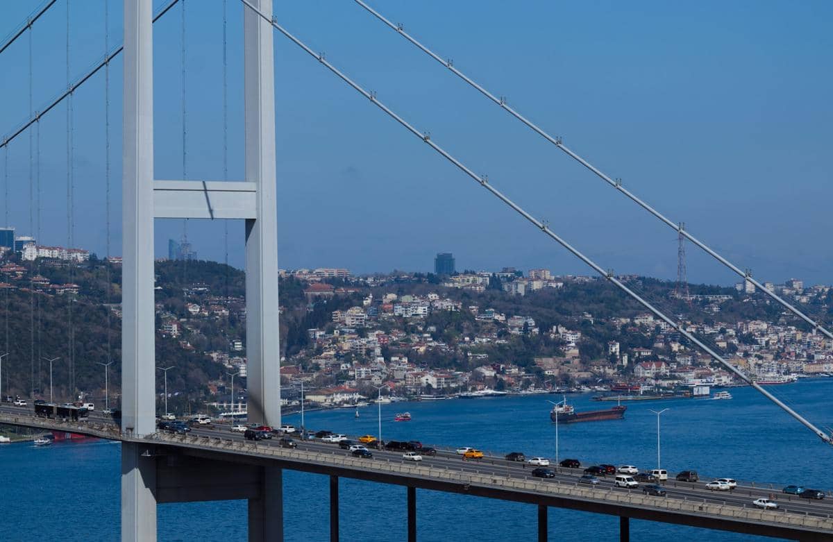 Jembatan Martir 15 Juli (juga dikenal sebagai Jembatan Bosphorus) di Istanbul, Turki.