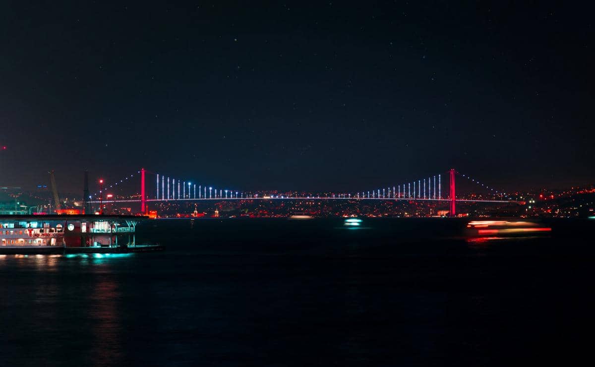 Jembatan Martir 15 Juli (juga dikenal sebagai Jembatan Bosphorus) di Istanbul, Turki.