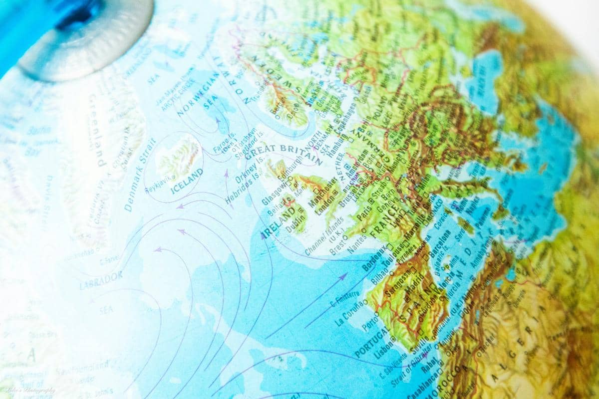 ilustrasi kedekatan geografis Spanyol dengan Afrika Utara (unsplash.com/Luke Greenwood)