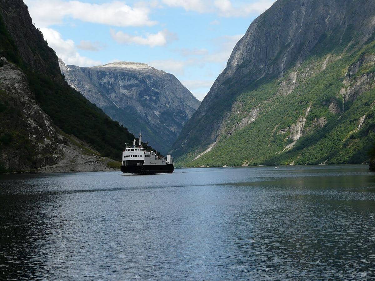 potret pemandangan Naeroyfjord, cabang dari Sognefjord, yang ditetapkan sebagai situs warisan dunia UNESCO