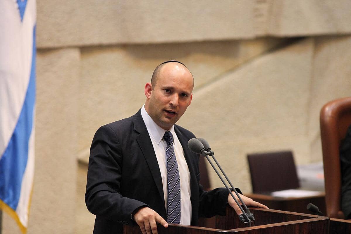Naftali Bennet sedang berpidato.