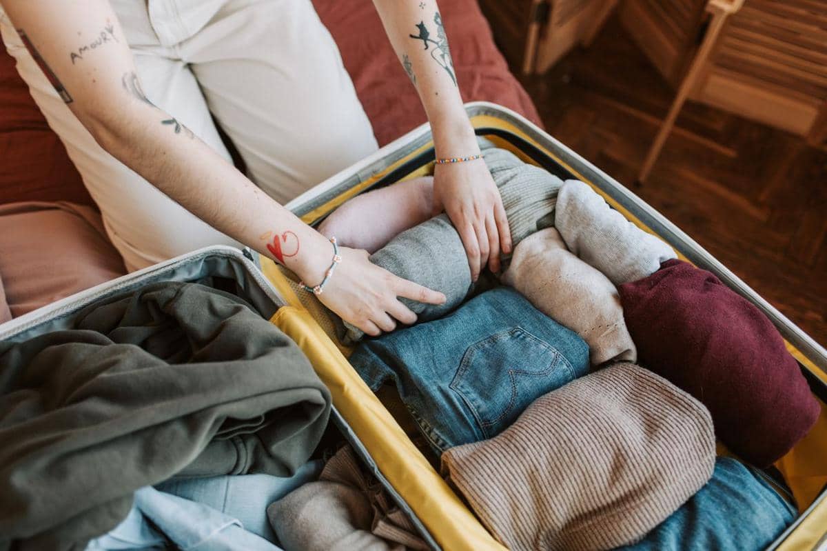 5 Cara Packing Baju agar Hemat Ruang, Gulung atau Lipat Lebih Baik?
