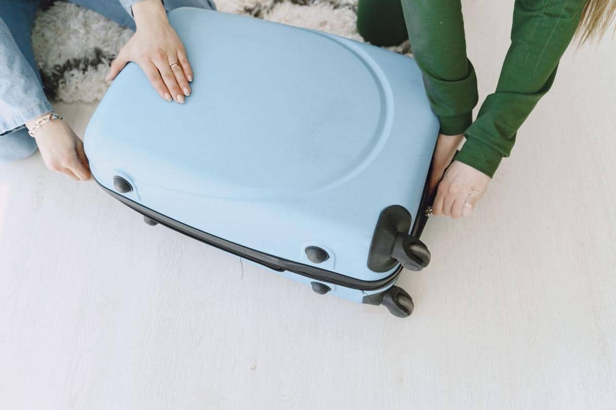 ilustrasi packing pakaian