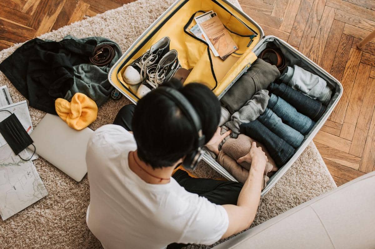 ilustrasi packing pakaian