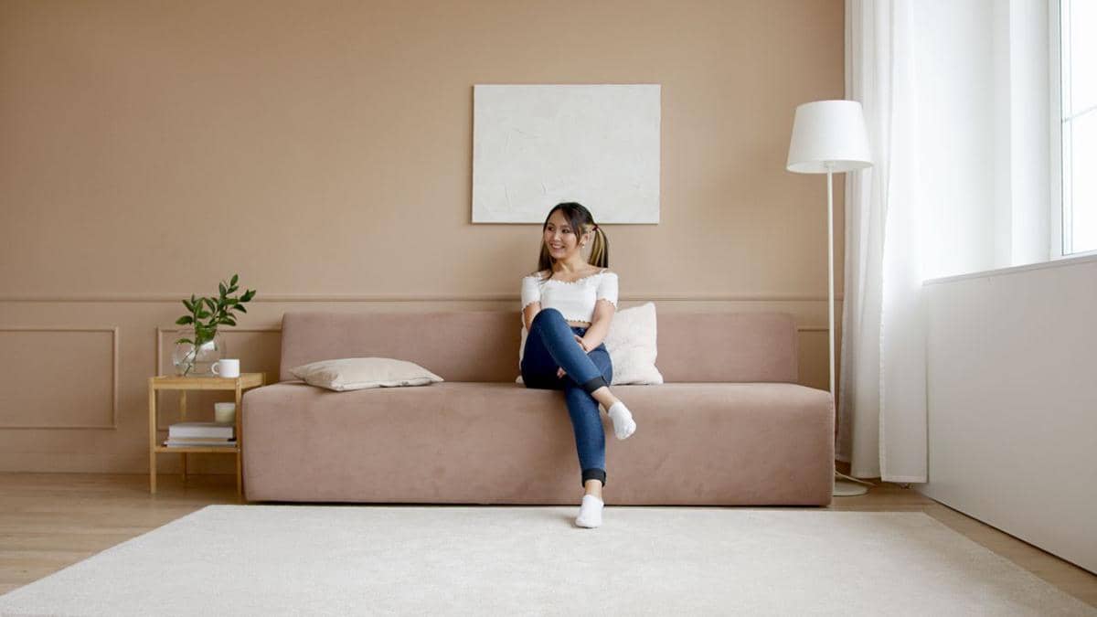 ilustrasi perempuan duduk di sofa