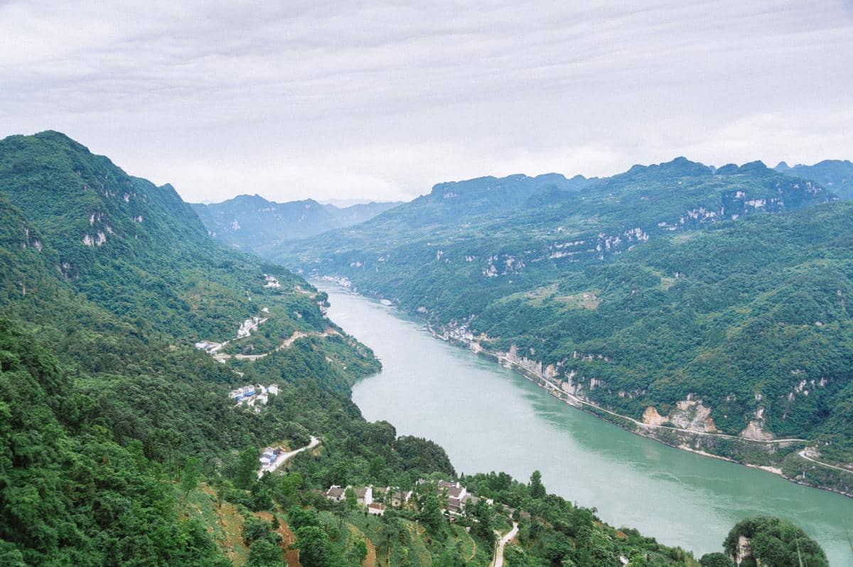 aliran Sungai Yangtze membentang sekitar 6.400 kilometer