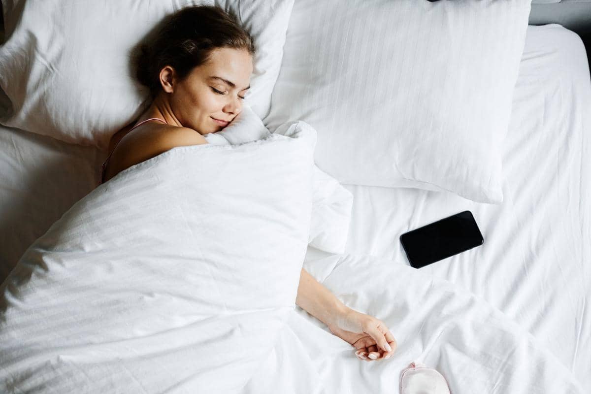 perempuan sedang tidur