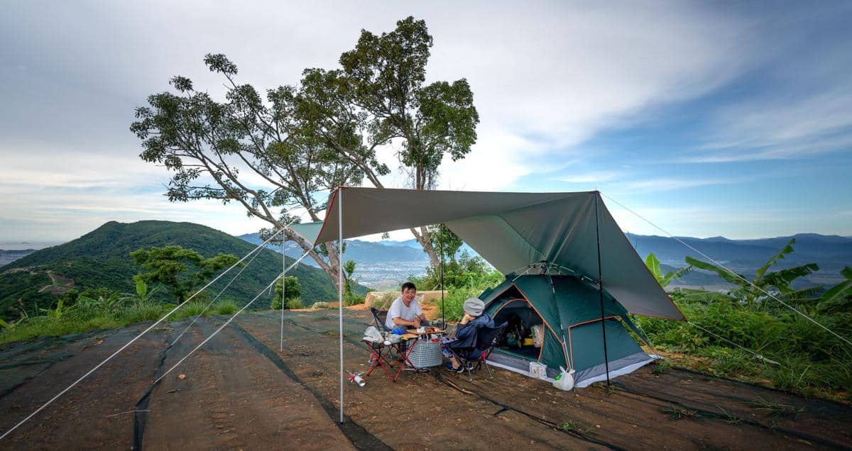ilustrasi tenda yang dilengkapi flysheet