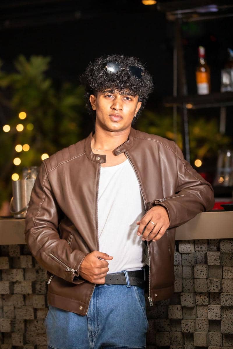 ilustrasi outfit jaket cokelat cowok