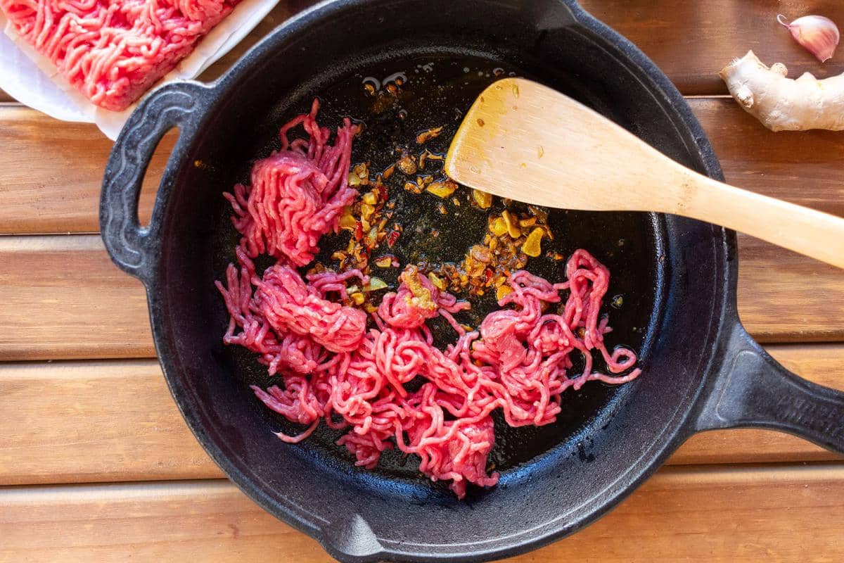 ilustrasi membuat daging cincang saus tiram