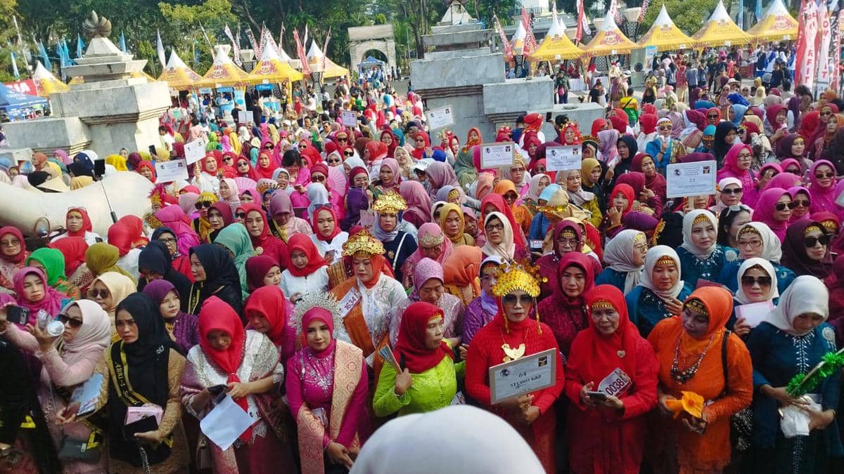 Ratusan perempuan mengenakan kebaya dan kain songket berwarna-warni mengikuti Parade Kebaya Songket di Palembang untuk mencetak rekor MURI.